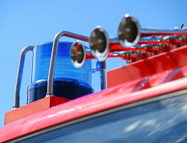 Zu einem Einsatz wurde die Feuerwehr March am Samstag gerufen.  | Foto: Robert Michael (dpa)