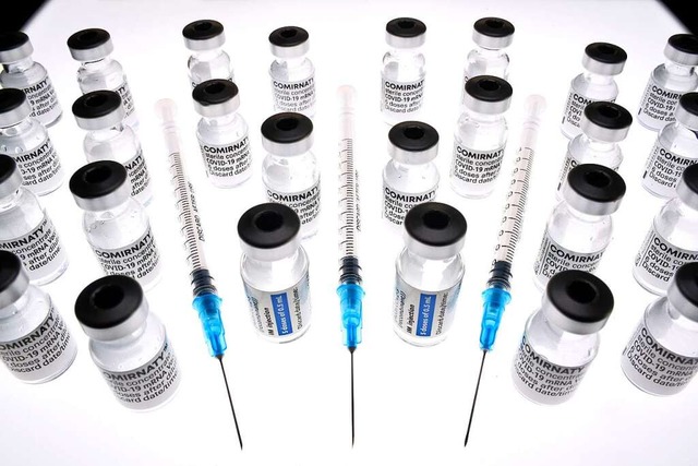 Fertig aufgezogene Spritzen mit dem Impfstoff  liegen im Impfzentrum bereit.  | Foto: Thomas Kunz
