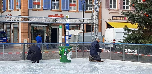 Ende der Eiszeit auf dem Emmendinger M...Eisbahn von der Bandenwerbung befreit.  | Foto: Gerhard Walser