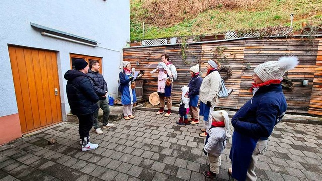 Mit Kind und Maske klapperten Stnglihocker die Stationen ab.   | Foto: Narrenzunft