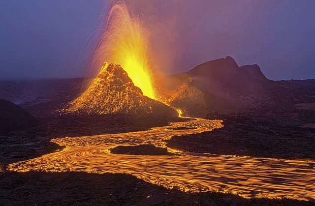 Feuer und Eis: Im hohen Norden gibt es beeindruckende Naturschauspiele.  | Foto: Stephan Schulz