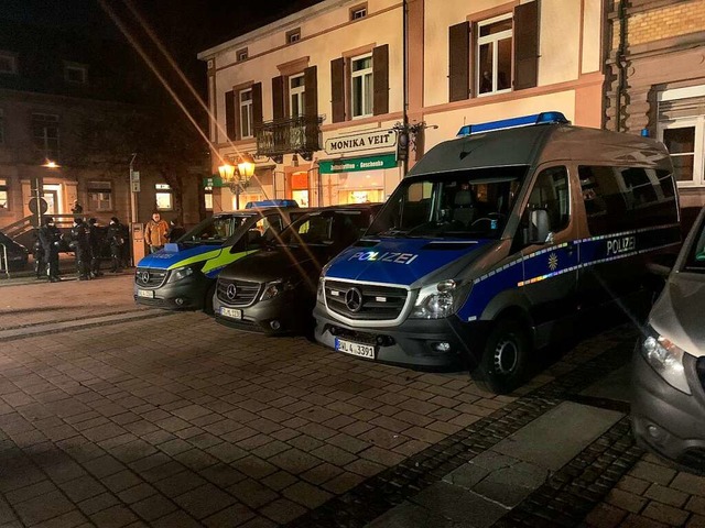 Mit einem Groaufgebot ist die Polizei bei den Protesten in Schopfheim prsent.  | Foto: Nicolai Ernesto Kapitz