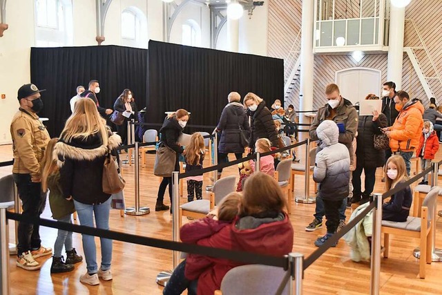 Andrang bei der ersten Kinderimpfaktion in der Steinhalle im Dezember.  | Foto: Benedikt Sommer