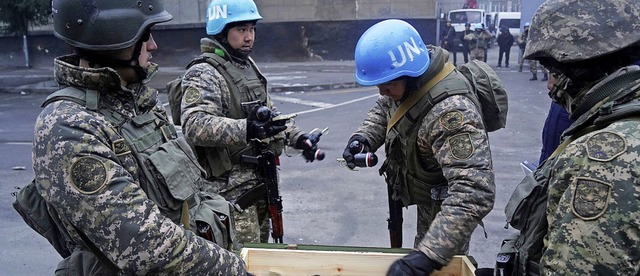 Fr Irritationen sorgten Fotos von kas... Ausschreitungen mit blauen UN-Helmen.  | Foto: Vladimir Tretyakov (dpa)