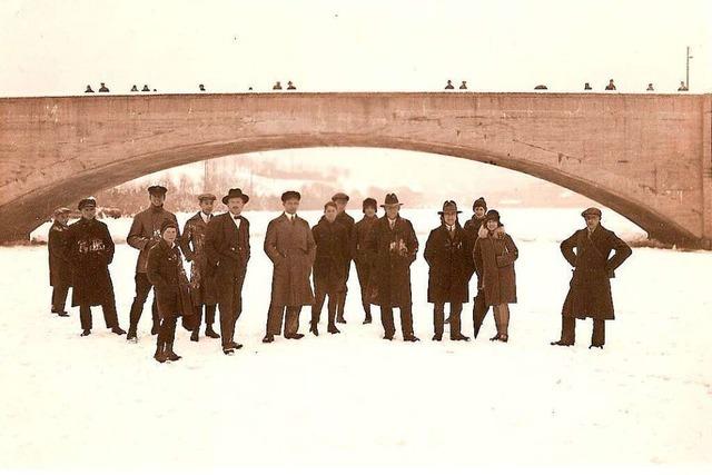 Im Februar 1929 konnten die Menschen auf dem zugefrorenen Rhein spazieren gehen