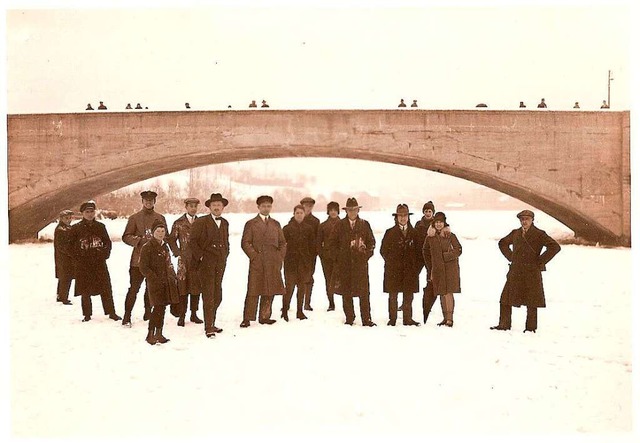 1929 eine bekannte Szenerie und dennoc...ieren auf dem zugefrorenen Rhein herum  | Foto: Ehrentraud Gennrich