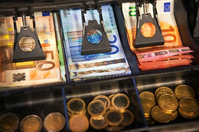 Ob Bargeld oder EC-Karte &#8211; die K... nicht bei allen Hndlern wie gewohnt.  | Foto: Jens Bttner (dpa)