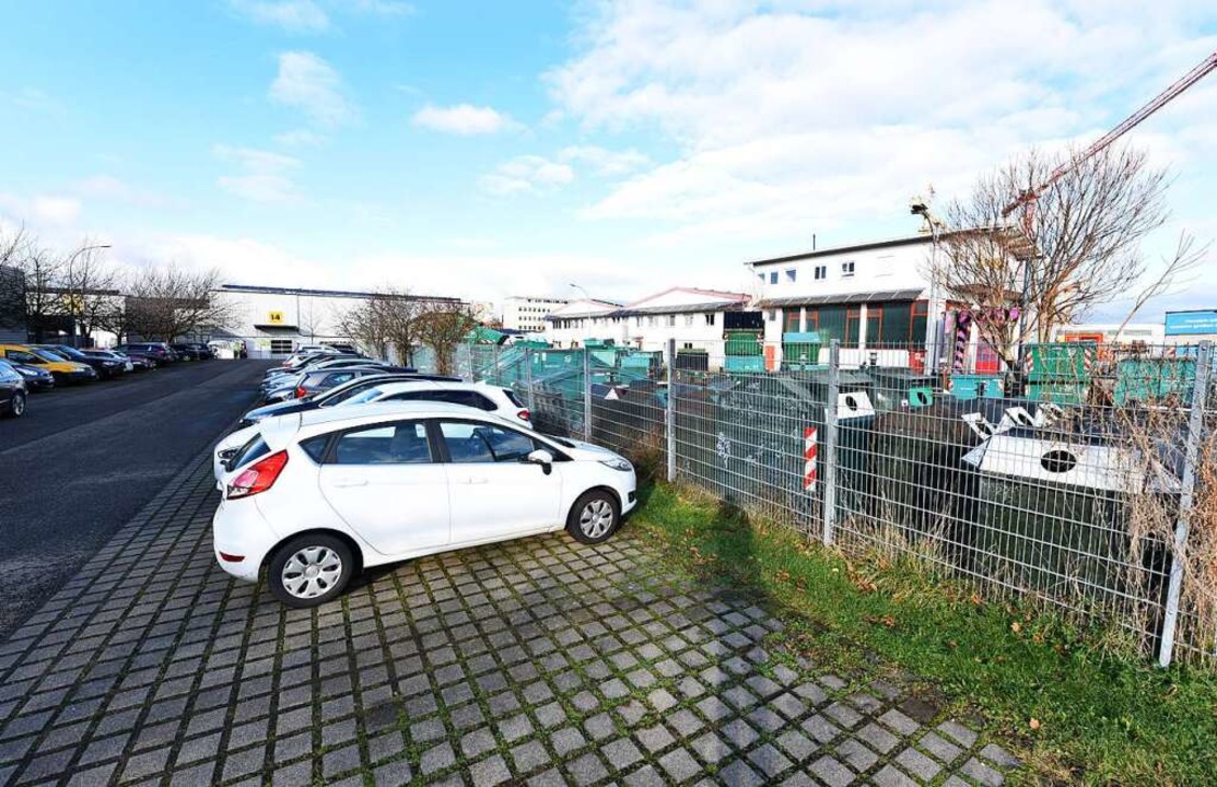 Auf einem bisherigen Parkplatz an der Liebigstrae soll das Kaufhaus entstehen.   | Foto: Rita Eggstein