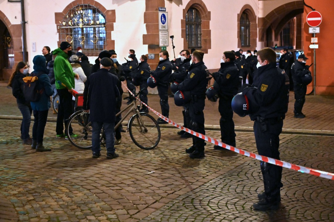 Auf dem  Rathausplatz stellte die Poli...lien von mindestens 35 Menschen fest.   | Foto: Thomas Kunz