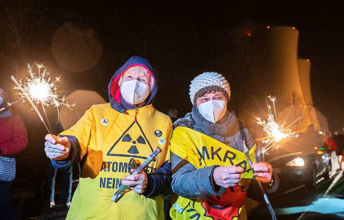 Vom Netz: Atomkraftgegner feiern die A...ameln in der Silvesternacht 2021/2022.  | Foto: Julian Stratenschulte