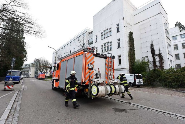 Ein Feuerwehreinsatz luft an der Hauptstrae in Herdern.  | Foto: Rita Eggstein