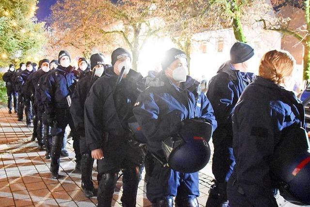 Wie unterschiedlich die Polizei auf zwei Corona-Demos im Kreis Lörrach reagiert