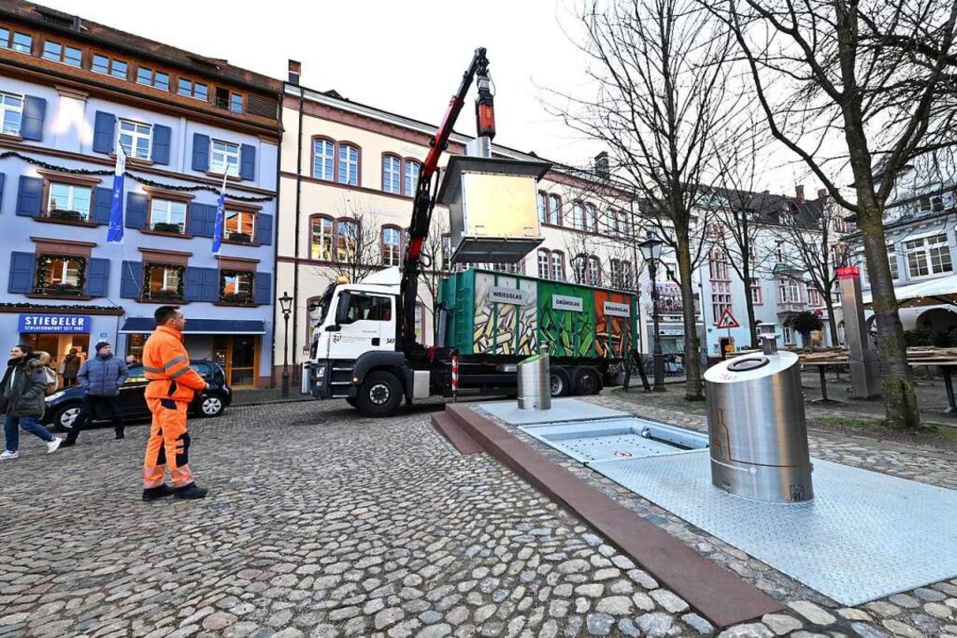 Anlage mit Sandsteinfassung: Einer der...tz schwebt gut gefllt zum Mlllaster.  | Foto: Thomas Kunz