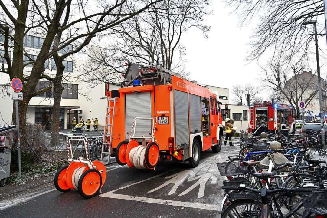 Die Feuerwehr musste wegen des Brandes...ilette am Rotteck-Gymnasium anrücken.   | Foto: Thomas Kunz