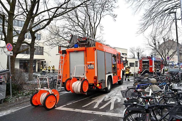 Die Feuerwehr musste wegen des Brandes...ilette am Rotteck-Gymnasium anrcken.   | Foto: Thomas Kunz