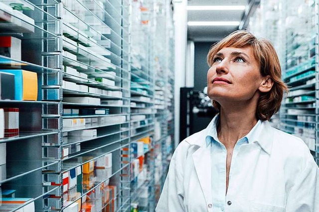 Eine Apothekerin sucht rezeptpflichtige Medikamente im Regal.  | Foto: Joseffson (imago)