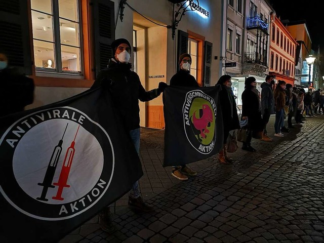 Menschenkette weit bers Rathaus hinau... in Offenburg nach Mannheimer Vorbild.  | Foto: Ralf Burgmaier