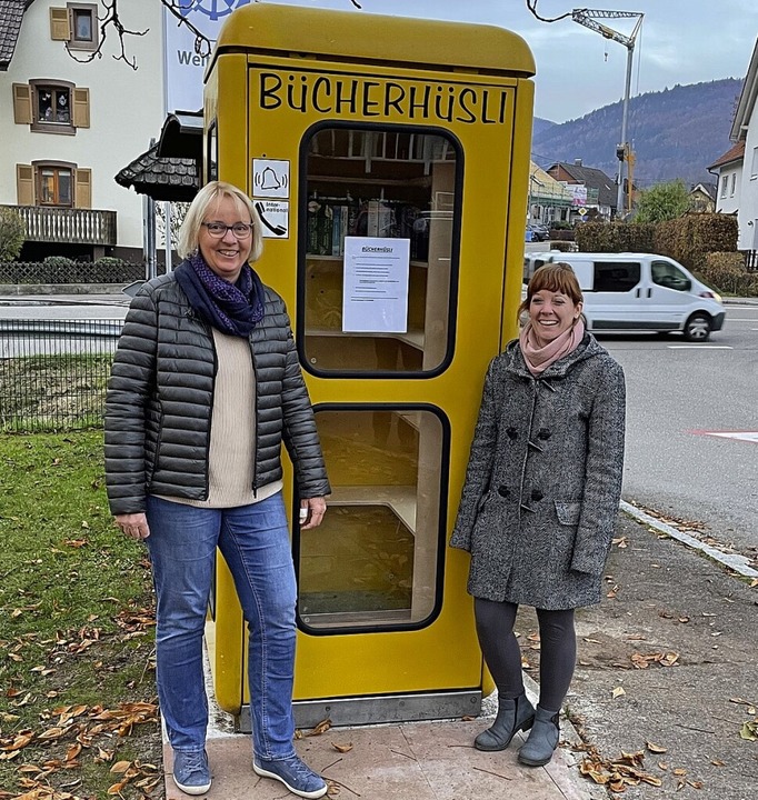 Ortsvorsteherin Freya Bachmann (links)...220; in einer ehemaligen Telefonzelle.  | Foto: Ortsverwaltung Steinen-Weitenau