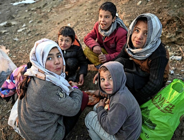 Sie lcheln tapfer, gut geht es diesen.... 131000 Kindern droht  der Hungertod.  | Foto: MOHD RASFAN (AFP)