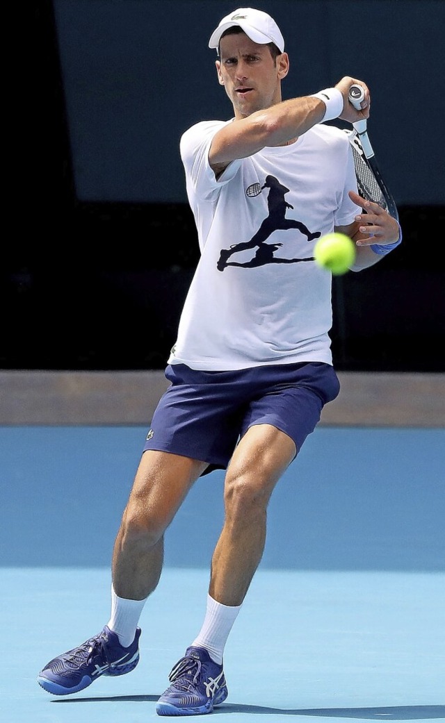 Novak Djokovic bei einer Trainingseinheit in Melbourne am Dienstag.  | Foto: KELLY DEFINA (AFP)