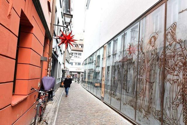 An der Fassade von T. K. Maxx werden 900 Jahre Freiburg lebendig
