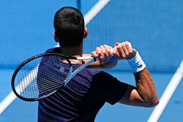 Djokovic beim Training am Mittwoch in ...m Montag die Australian Open beginnen.  | Foto: Mark Baker (dpa)