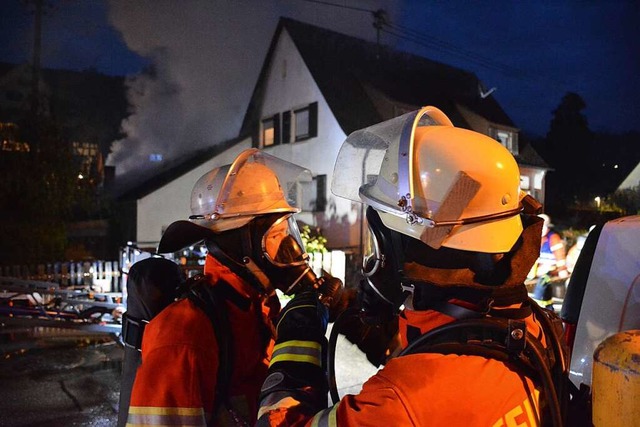 Feuerwehrleute im Einsatz bei einem Brand in Istein im November 2021  | Foto: Hannes Lauber