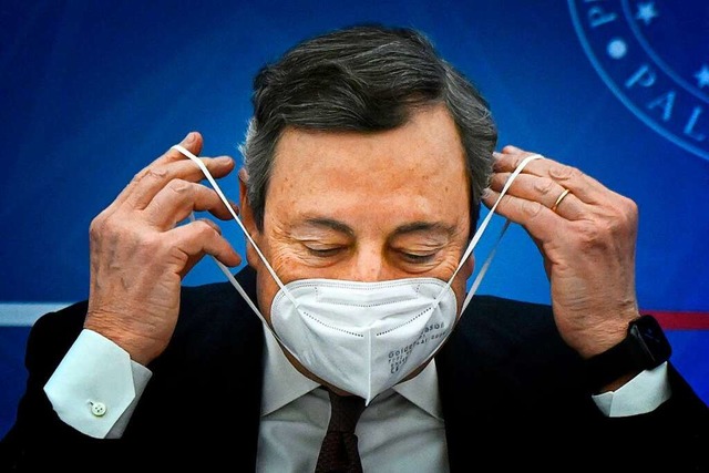 Mario Draghi bei der Pressekonferenz z...rung der Impflicht fr ber-50-Jhige.  | Foto: ALBERTO PIZZOLI (AFP)