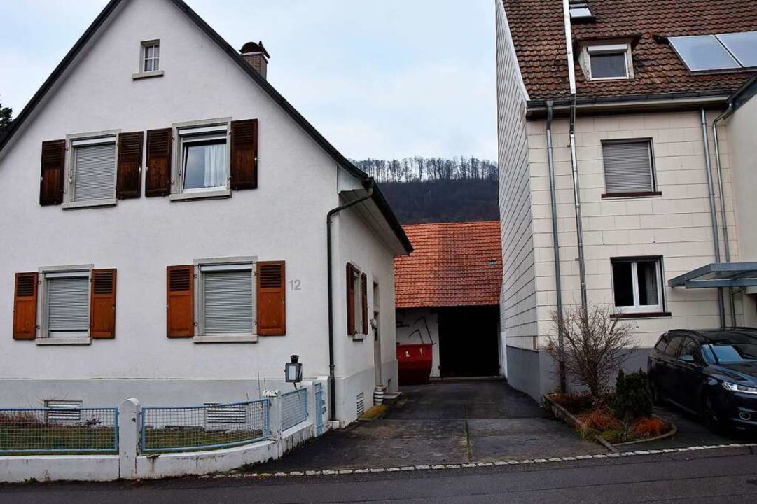 Die Zufahrt zwischen zwei Häusern an d...ilienhäuser entstehen sollen, ist eng.  | Foto: Heinz und Monika Vollmar