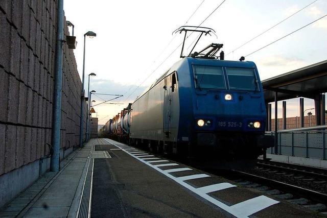 Jugendliche springen am Bahnhof Eimeldingen auf fahrenden Güterzug