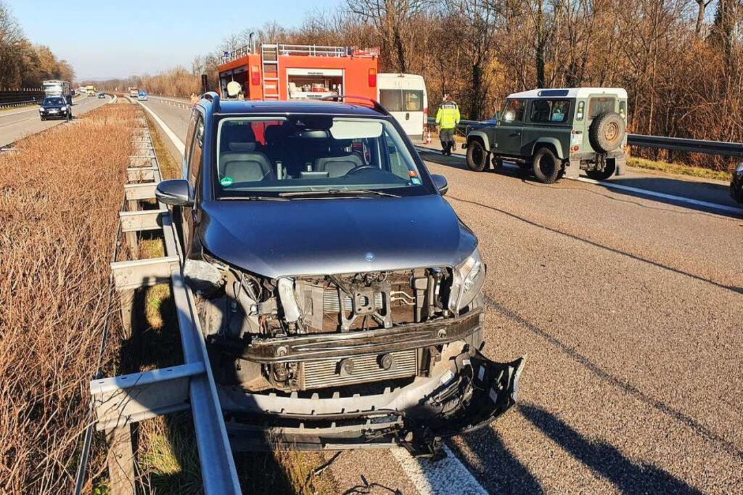 Wegen eines Unfalls auf der Autobahn a... Hochdorf ist die A5 zurzeit gesperrt.  | Foto: Patrick Kerber