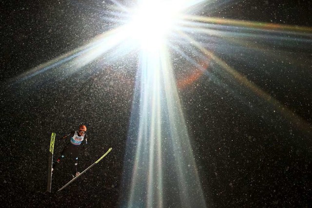 Der Welt entrckt: Skispringer schwebe...ne Sucht, die im Schleralter beginnt.  | Foto: Daniel Karmann (dpa)