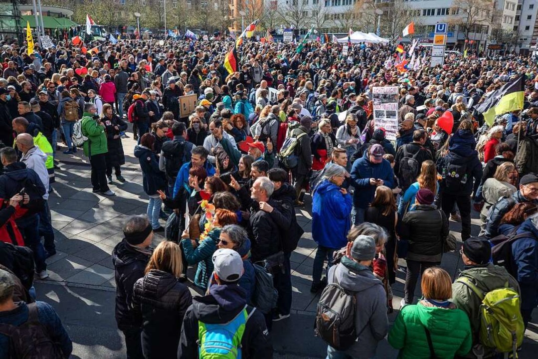 Bei Querdenken-Demonstrationen wie hie...s Demonstrierende keine Masken tragen.  | Foto: Christoph Schmidt (dpa)