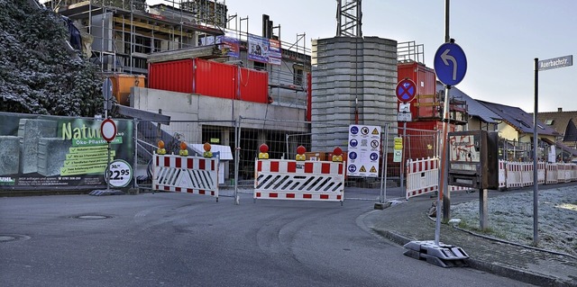 Komplett gesperrt ist die Leutkirchstr...en des Baus eines Mehrfamilienhauses.   | Foto: Christoph Breithaupt