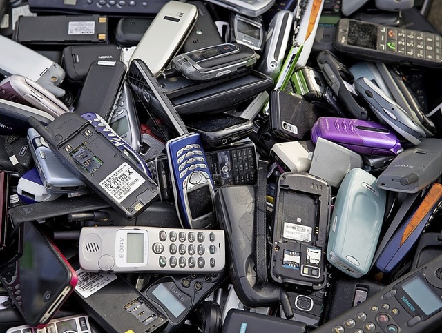 Auch als Elektroschrott kein Fall fr den Mll: ausgediente Handys.  | Foto: Kay Nietfeld