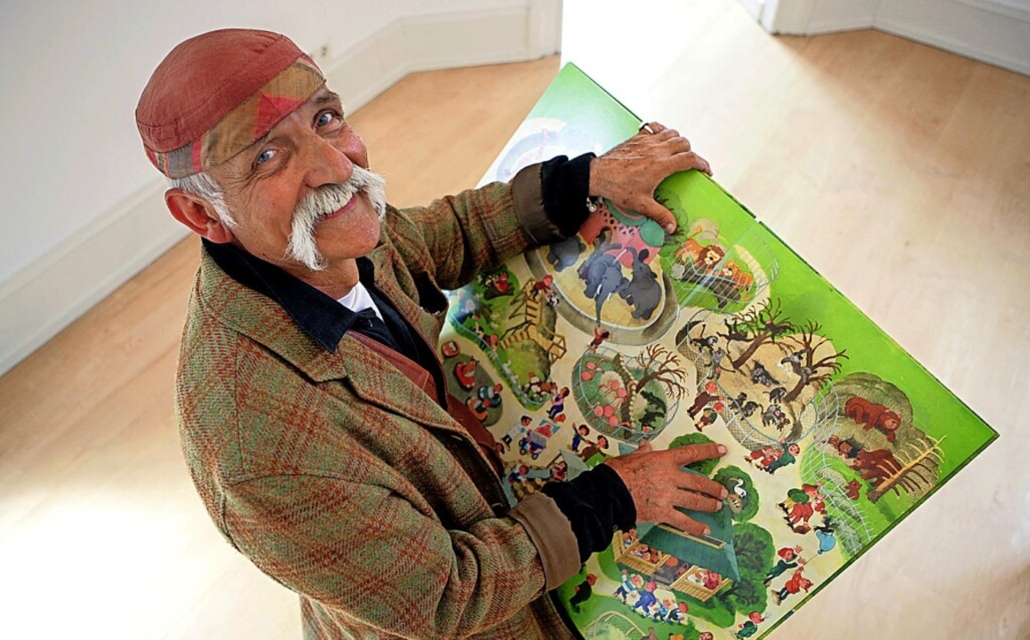 Ali Mitgutsch mit einem seiner Wimmelbücher  | Foto: Rolf Vennenbernd (dpa)