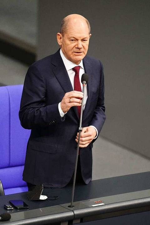 Olaf Scholz stand erstmals im Bundestag den Abgeordneten Rede und Antwort.  | Foto: Kay Nietfeld (dpa)
