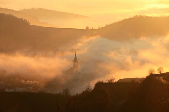 Der Oberrotweiler Kirchturm im Nebel.  | Foto: Peter Galli