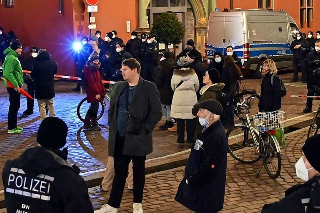 Jrg Grfingholt (links, grne Jacke),...Rathausplatz ihre Personalien abgeben.  | Foto: Thomas Kunz