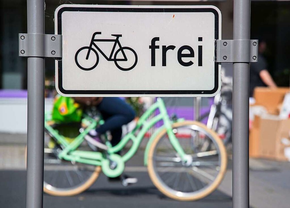 Auch wenn in einer Fußgängerzone Fahrr... dort nicht zu schnell unterwegs sein.  | Foto: Andreas Arnold