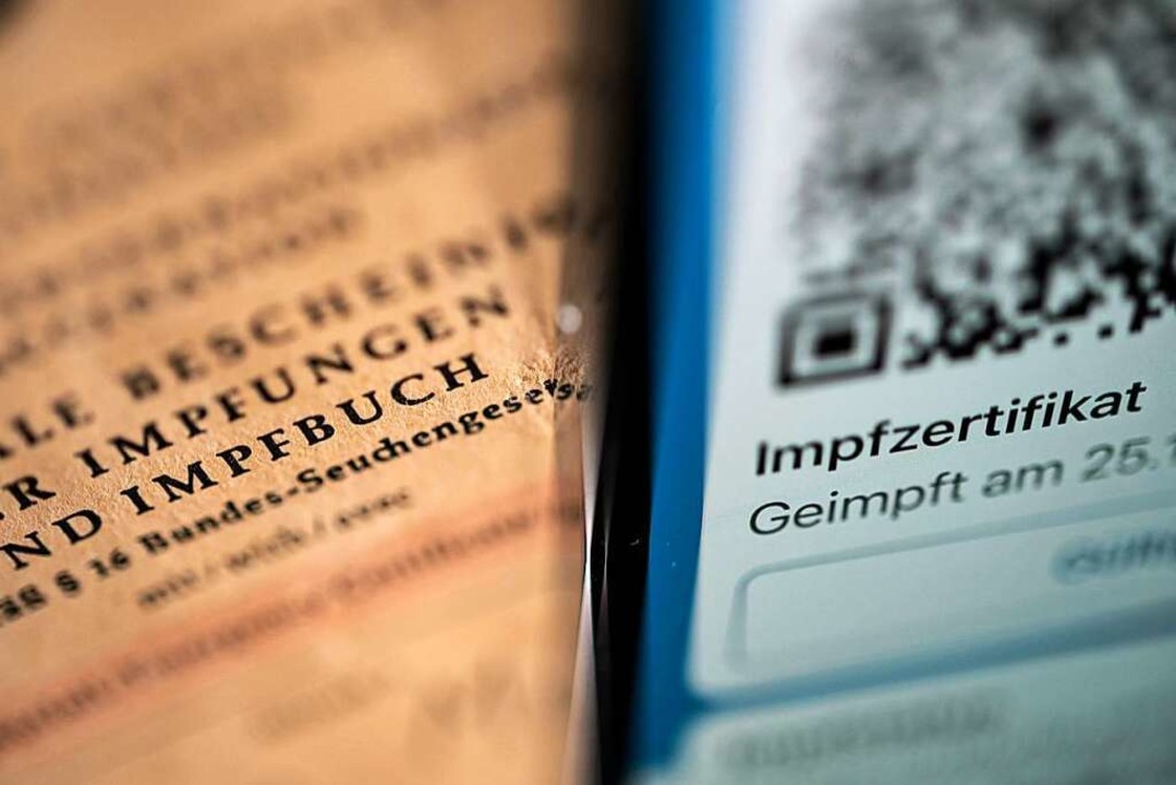 Impfausweise und Smartphones sichergestellt  | Foto: Marijan Murat (dpa)