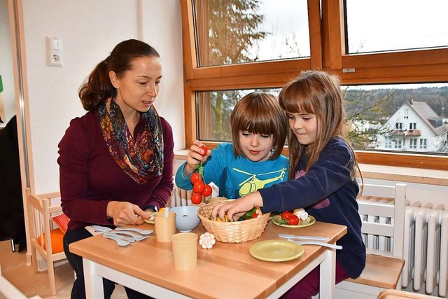 Martina Benedek mit zwei Kindergartenkindern in der Puppenecke  | Foto: Horatio Gollin