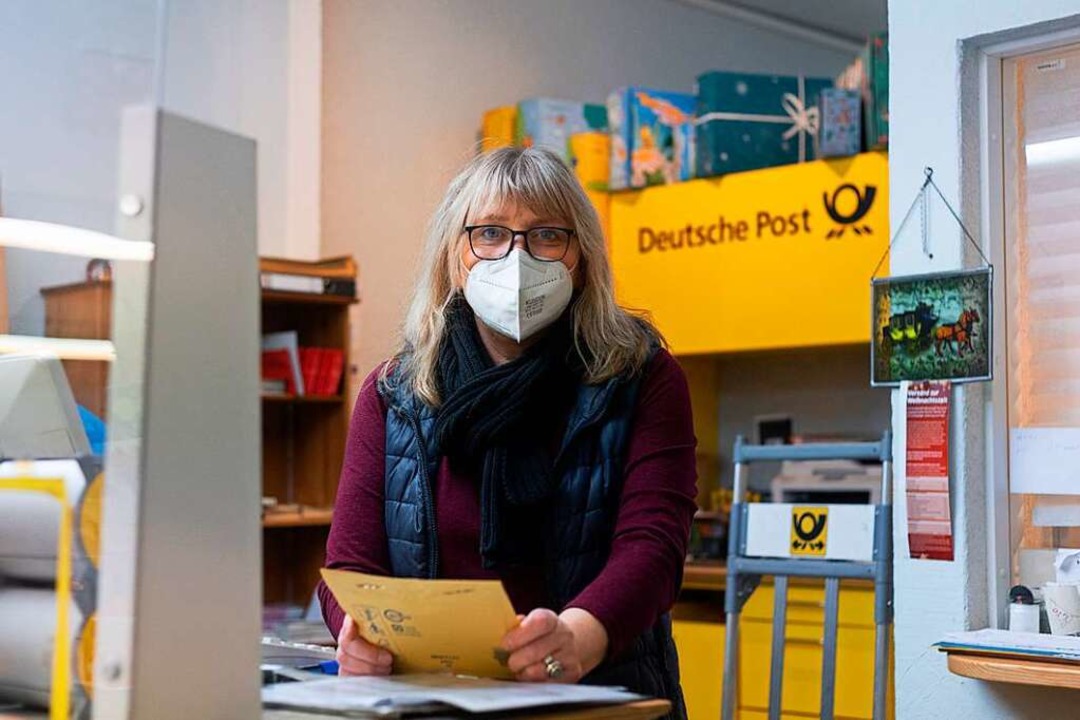 Das Gesicht der Post in Waldkirch: Ves...ter ihrer Agentur in der Lange Straße.  | Foto: Patrik Müller