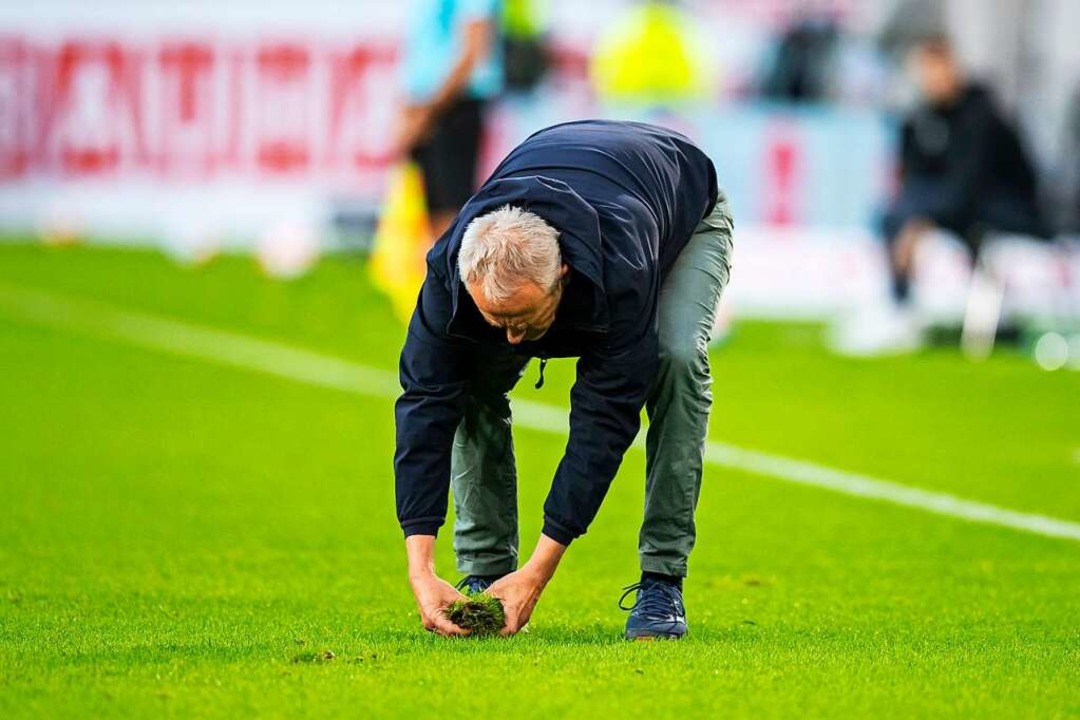 Um den schwierigen Rasen im neuen SC-Stadion besorgt: Christian Streich  | Foto: Tom Weller (dpa)