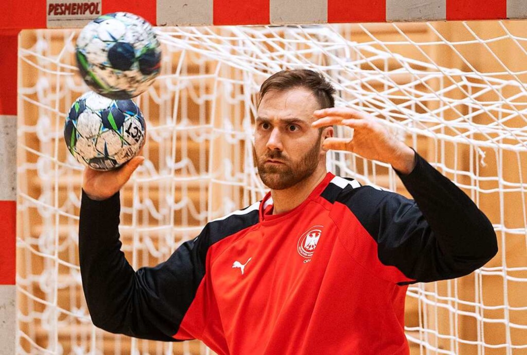 Kann sogar mit zwei Bllen spielen &#8...eht dennoch keine Miene: Andreas Wolff  | Foto: Marijan Murat (dpa)