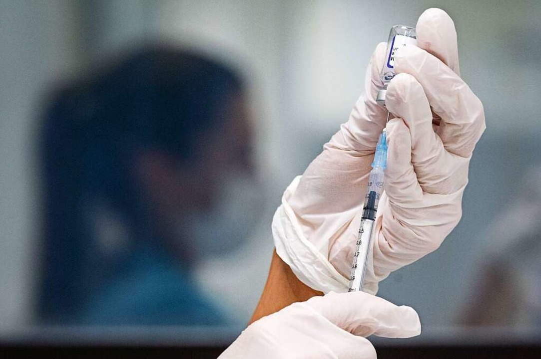 Beschftigte in der Pflege mssen bis ...n, dass sie geimpft oder genesen sind.  | Foto: Marijan Murat (dpa)
