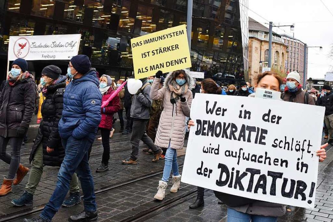 Auch auf den Demonstrationen wird sugg...eine Demonstration von Mitte Dezember.  | Foto: Rita Eggstein