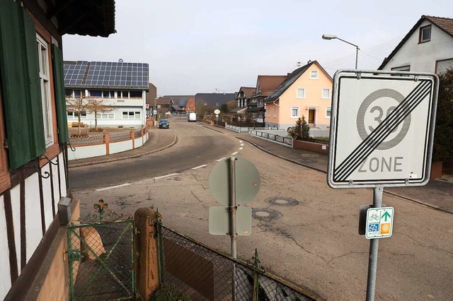 Blick von der Kirchstrae aus, die 30e... auf die Kurve der Offenburger Strae.  | Foto: Christoph Breithaupt