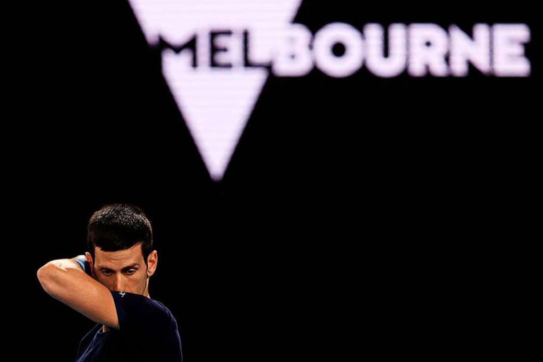 Das Einwanderungschaos um den ungeimpften te Novak Djokovic geht weiter.  | Foto: MARTIN KEEP (AFP)