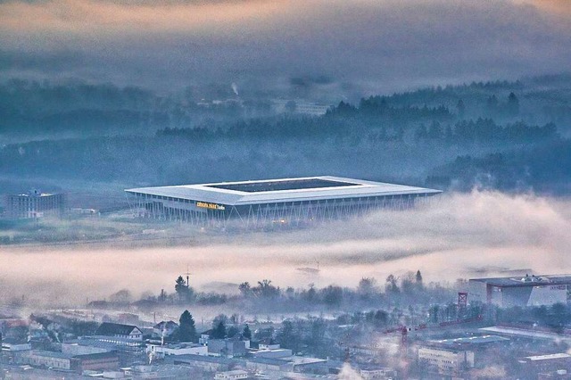 Das Europa-Park-Stadion im Morgennebel.  | Foto: Peter Lewald